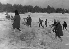 Padomju skolām bija raksturīgas daudzas militarizācijas iezīmes – puiši un meitenes mācījās uzvilkt gāzmasku, mest granātu un, protams, izjaukt un salikt Kalašņikova automātu. Tāda skraidīšana pa lauku ar ieročiem, kā redzama attēlā, gan bija diezgan reta parādība.