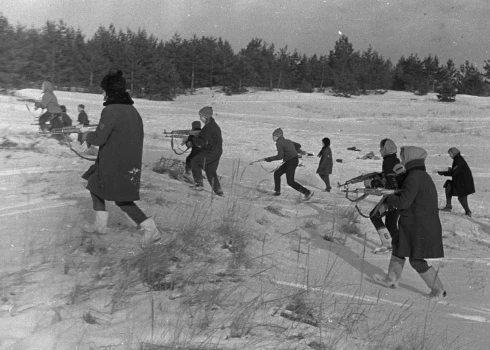 Padomju skolām bija raksturīgas daudzas militarizācijas iezīmes – puiši un meitenes mācījās uzvilkt gāzmasku, mest granātu un, protams, izjaukt un salikt Kalašņikova automātu. Tāda skraidīšana pa lauku ar ieročiem, kā redzama attēlā, gan bija diezgan reta parādība.