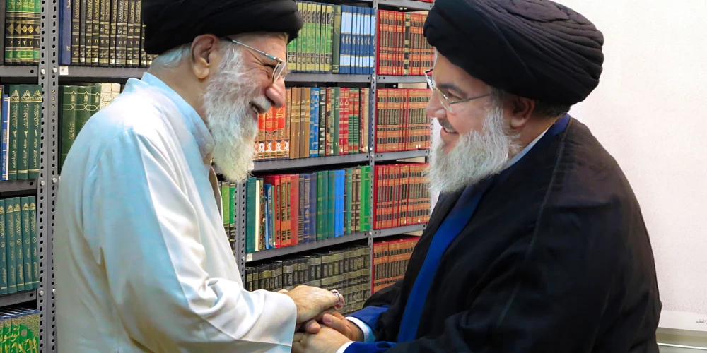 Irānas augstākais vadītājs Ali Hameneji un Izraēlas likvidētais Irānas finansētās šiītu teroristu organizācijas "Hizbollah" līderis Hasans Nasralla