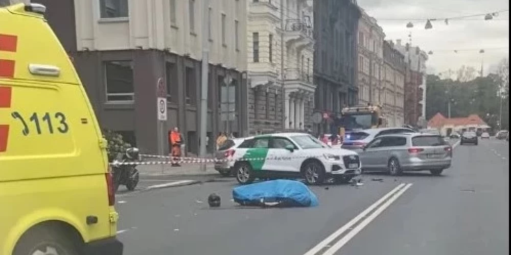 Судя по всему, водитель мотоцикла погиб.