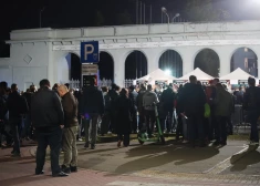 Fani pie "Daugavas" stadiona (foto: Juris Rozenbergs)