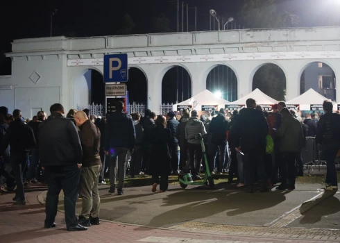 Fani pie "Daugavas" stadiona (foto: Juris Rozenbergs)