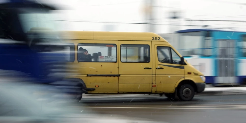 Garkalnē mikroautobuss nāvējoši traumējis gājēju.