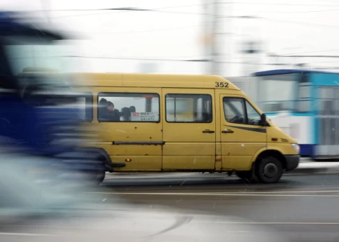 Garkalnē mikroautobuss nāvējoši traumējis gājēju.