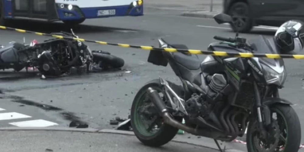 Motocikla vadītājs uz ceļa sacentās ar citu motociklistu, tomēr viņu sacīkste traģiski aprāvās.