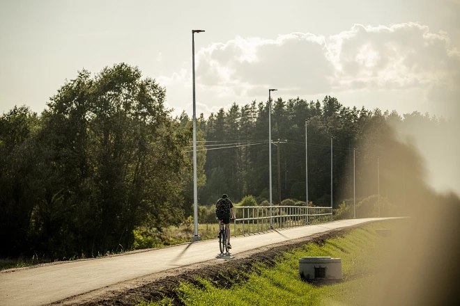 Ceļa trase visā garumā ved tieši gar autoceļu P76.