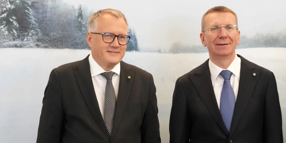 Valsts prezidents Edgars Rinkēvičs (no labās) un finanšu ministrs Arvils Ašeradens.