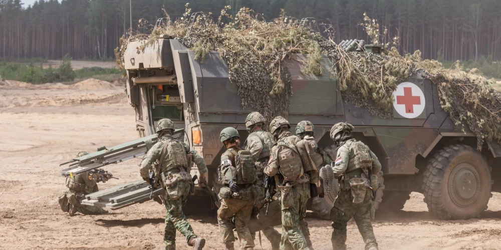Nīderlandes un Vācijas karavīri Lietuvā NATO lielākajās mācībās “Steadfast Defender”  evakuē ievainoto  biedru.