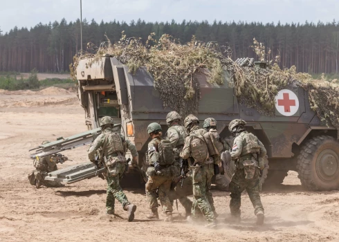 Nīderlandes un Vācijas karavīri Lietuvā NATO lielākajās mācībās “Steadfast Defender”  evakuē ievainoto  biedru.