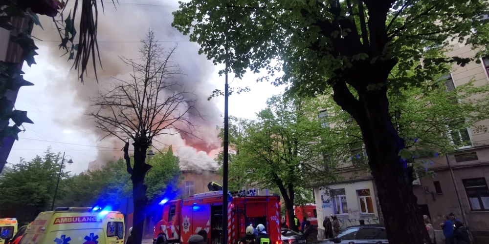 Пожар в мае 2024 года на улице Лабораторияс, когда горело деревянное двухэтажное здание.