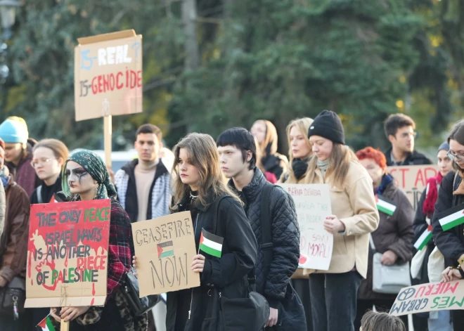 Сегодня в центре Риге, на Эспланаде, на митинге в поддержку гражданских жителей Палестины собрались около 100 человек.