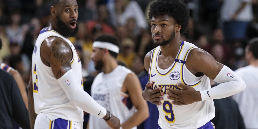 Lebrons Džeimss vecākais un jaunākais laukumā NBA pārbaudes spēlē.
