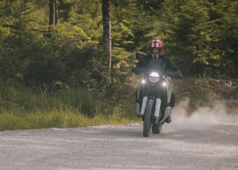 Motobraucējiem turpina izbraukāt mežus neatļautās vietās. 