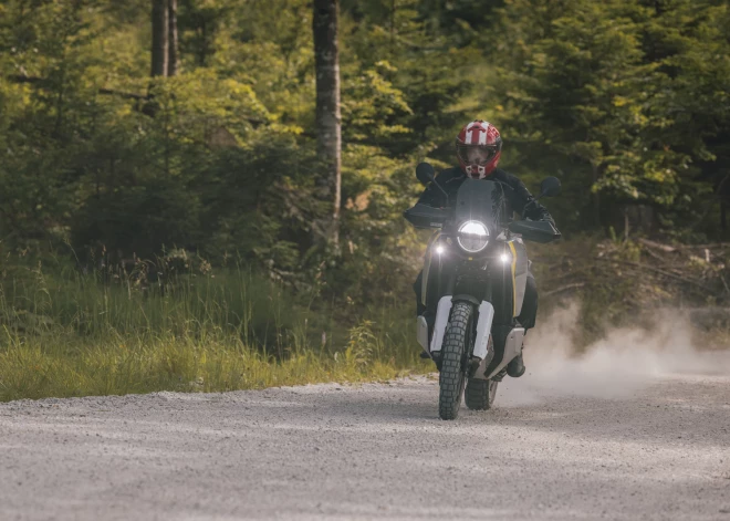 Motobraucēji turpina izbraukāt mežus neatļautās vietās: Rīgas meži pastiprina cīņu