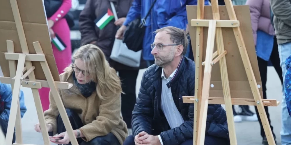 Aizsardzības ministrijas (AM) parlamentārais sekretārs Atis Švinka pamanīts 5. oktobrī notikušajā pasākumā Palestīnas atbalstam. To organizēja Latvijā nereģistrēta kustība "Par brīvu Palestīnu", kura iepriekš izsaukusi nosodījumu saistībā ar antisemītisku saukļu izmantošanu.