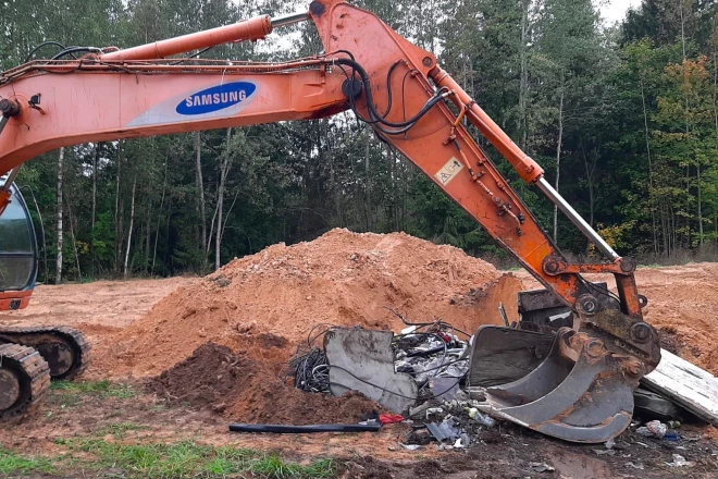 Bauskas novada pašvaldības policiju notikuma brīdī pieķer atkritumu apglabātājus Bārbeles pagastā, ar atkritumiem piesārņota ~ 3000m² liela teritorija.