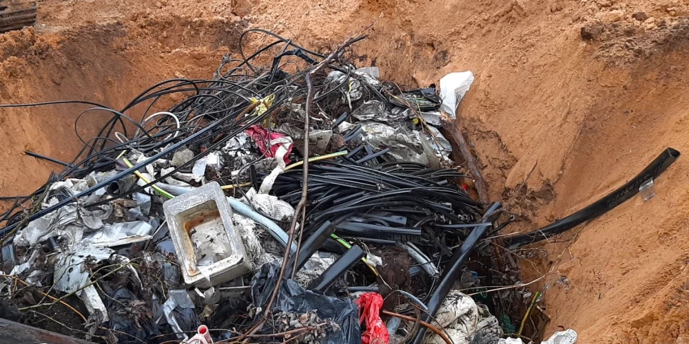 Bauskas novada pašvaldības policiju notikuma brīdī pieķer atkritumu apglabātājus Bārbeles pagastā, ar atkritumiem piesārņota ~ 3000m² liela teritorija.