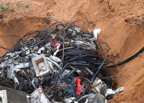 Bauskas novada pašvaldības policiju notikuma brīdī pieķer atkritumu apglabātājus Bārbeles pagastā, ar atkritumiem piesārņota ~ 3000m² liela teritorija.