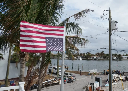 Floridā ASV karogs jau plīvo izkārts otrādi, brīdinot par gaidāmo katastrofu, kad pēc "Helēnas" tuvojas "Miltons".