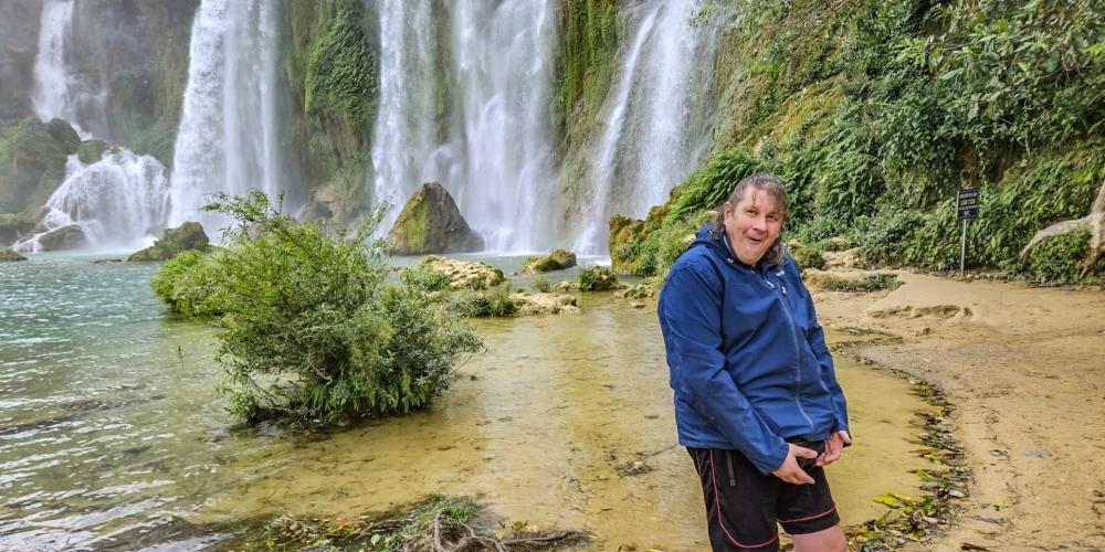 “Es saprotu tos jauniešus, kas, pabeidzot vidusskolu, īsti vēl nezina, par ko dzīvē vēlas kļūt. Un es biju tāds pats. Visu cieņu tiem, kas jau 15 gados cieši nolēmuši kļūt, piemēram, par ārstu, taču man nebija nekādas skaidrības, kādu vietu atradīšu dzīvē. Un, re, esmu atradis!” par sevi saka kolorītais ceļotājs.