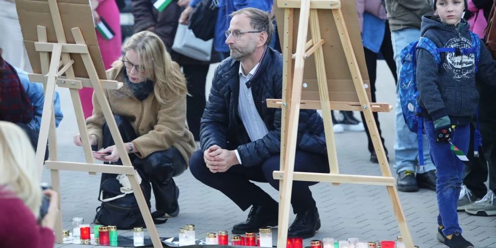 Aizsardzības ministrijas parlamentārais sekretārs Atis Švinka palestīniešu civiliedzīvotāju upuru piemiņas pasākumā Esplanādē 5. oktobrī (foto: Juris Rozenbergs)