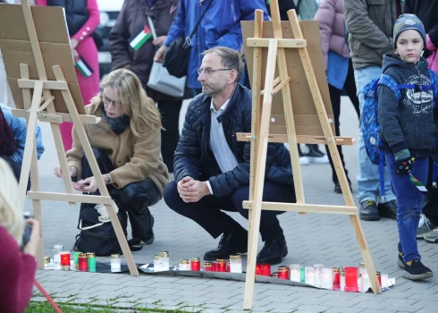 Aizsardzības ministrijas parlamentārais sekretārs Atis Švinka palestīniešu civiliedzīvotāju upuru piemiņas pasākumā Esplanādē 5. oktobrī (foto: Juris Rozenbergs)