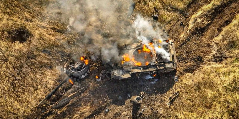 Degošs okupantu tanks netālu no Vuhledaras.