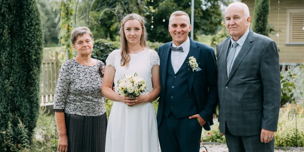 Zelta pāris Ligita un Andrejs kopā ar nesen precēto pāri Zani un Alvi. 