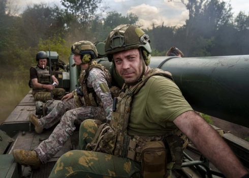 Ukrainas bruņoto spēku 43. artilērijas brigādes karavīri brauc uz pašgājējhaubice 2s7, lai nokļūtu pozīcijās un raidītu lādiņus uz Krievijas armijas pozīcijām Doneckas apgabalā. 2024. gada 24. jūnijs.