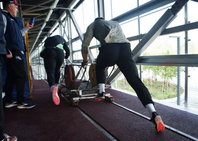 7. oktobrī Latvijas bobsleja izlase aizvadīja treniņu jaunajā starta estakādē vieglatlētikas manēžā "Daugava" Rīgā.