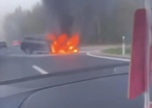 Degošais auto Jelgavas novadā. 