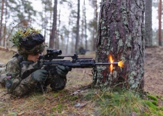 FOTO: "Ar uguni un kustību!" Jaunie karavīri apgūst lauka kaujas iemaņas Ādažos