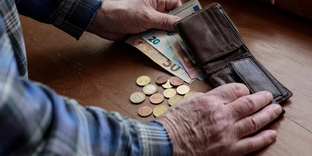 Valdība apstiprināja vairākas būtiskas izmaiņas labklājības nozarē, kas ietekmēs gan pensiju sistēmu, gan minimālās algas apmēru.