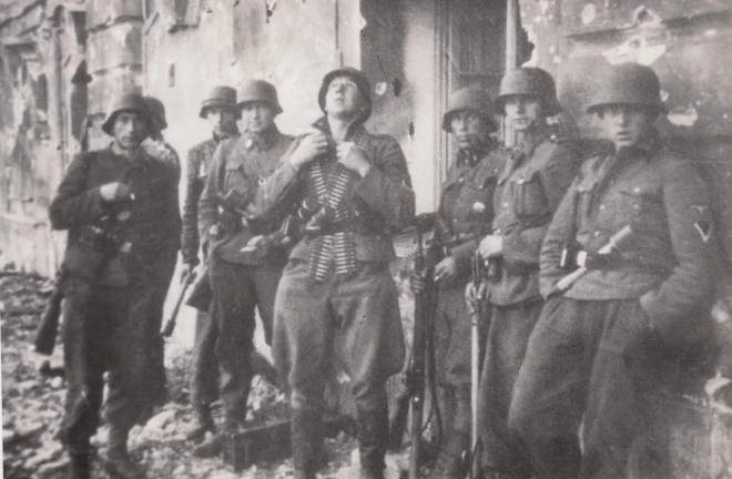 15.SS apmācības un papildinājumu brigādes karavīri pie Jelgavas pils. 1944. gada jūlija beigas.