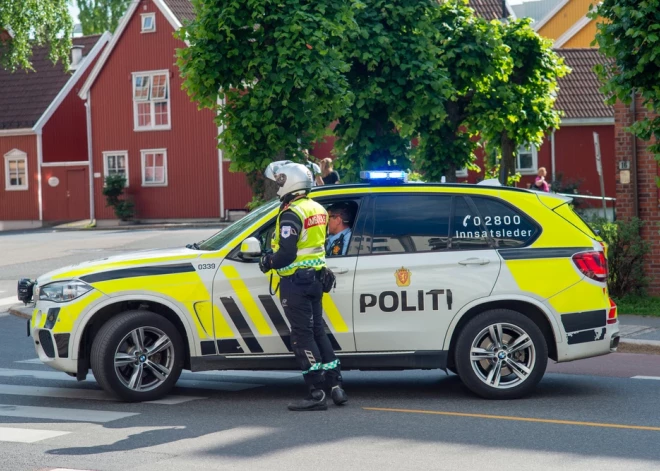 Norvēģijā paaugstina terorisma draudu līmeni – visiem policistiem tiks izsniegti ieroči