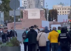 Neliela cilvēku grupa protestē pret pensiju otrā līmeņa iemaksu samazināšanu