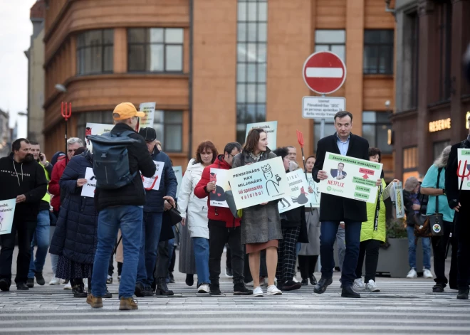 На митинг против идеи снизить взносы во второй пенсионный уровень в Риге собрались несколько десятков человек.