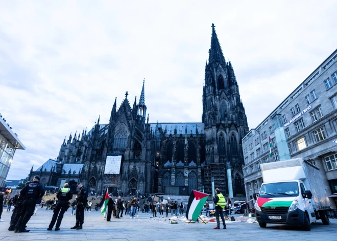 Vācijas policija nojauc palestīniešu atbalsta nometni pēc ziņām par Grētas Tūnbergas iespējamo vizīti 