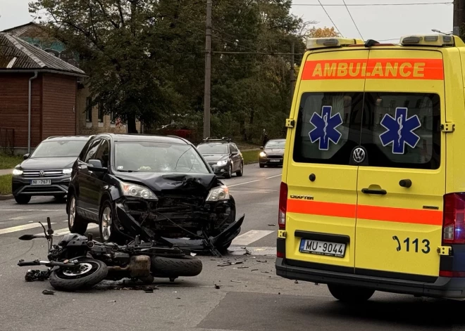 Trešā avārija nedēļas laikā: Grīziņkalnā sadursmē ar auto ievainots motocikla vadītājs