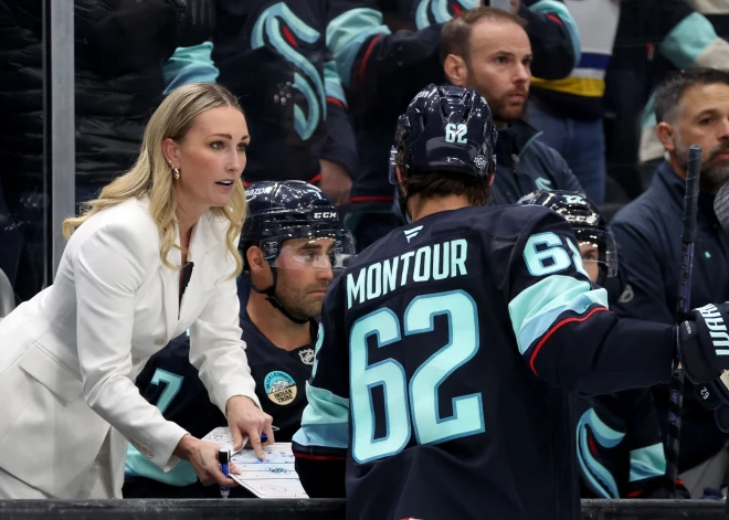 Pirmā sieviete NHL vēsturē: Sietlas “Kraken” zaudējumu aizēno vēsturisks brīdis