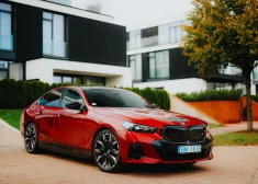 Galvenās kategorijas GADA ELEKTROAUTO kategorijā virs 50 000 EUR - BMW i5 M60 xDrive.