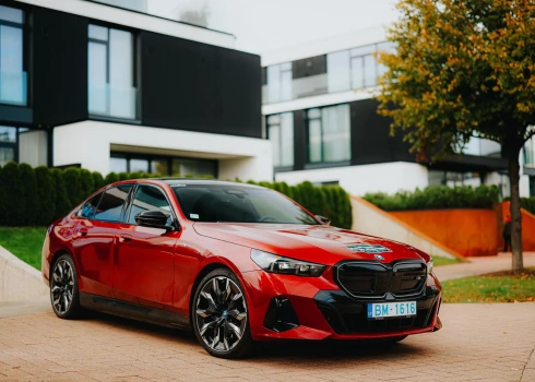 Galvenās kategorijas GADA ELEKTROAUTO kategorijā virs 50 000 EUR - BMW i5 M60 xDrive.