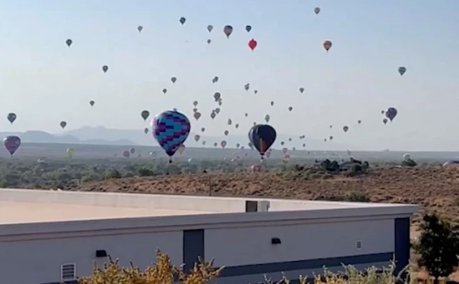 Šī gada fiesta varētu būt siltākā vēsturē, norāda organizatori, tādējādi gaisa balonu piloti var veikt īsākus lidojumus.