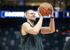 Kristaps Porziņģis trenē metienu Bostonas "Celtics" treniņā.