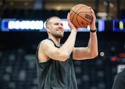 Kristaps Porziņģis trenē metienu Bostonas "Celtics" treniņā.