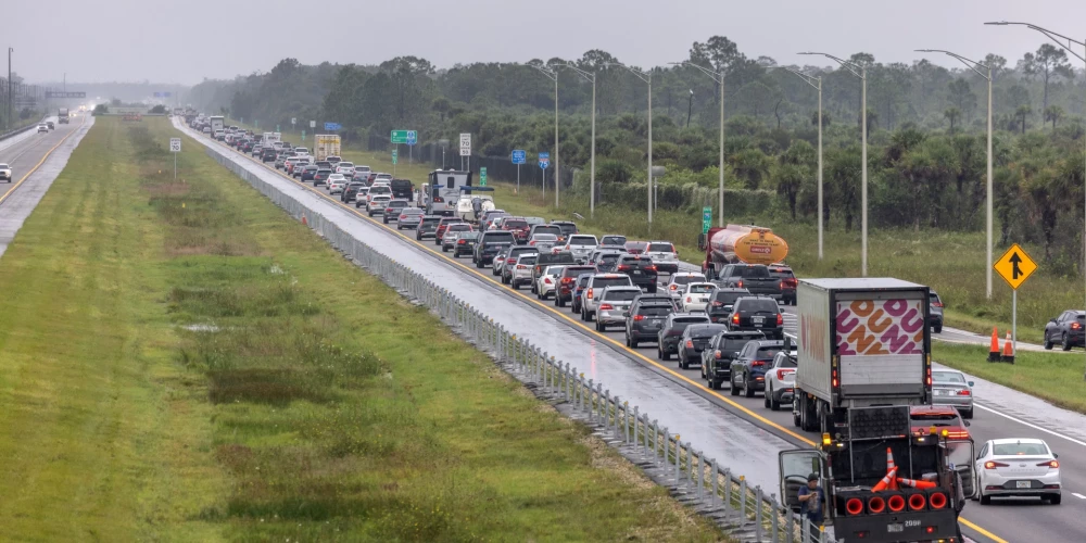 Miljoniem Floridas iedzīvotāju steidz evakuēties, "Miltons" būs klāt jau pēc dažām stundām (foto: Scanpix / EPA)