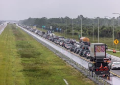 Miljoniem Floridas iedzīvotāju steidz evakuēties, "Miltons" būs klāt jau pēc dažām stundām (foto: Scanpix / EPA)