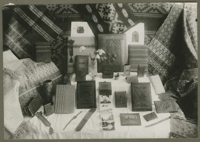 Kā tūrisma suvenīrus diezgan bieži piedāvāja amatnieku darinātus ādas izstrādājumus.