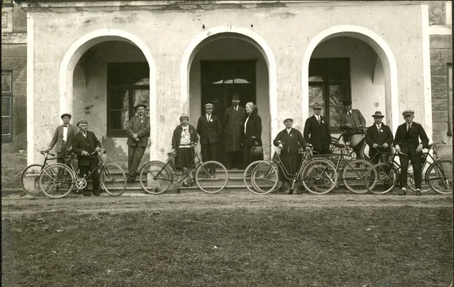 Ekskursijās devās arī ar velosipēdiem – kā šie Liepājas biškopības biedrības Kopdrava dalībnieki 1928. gadā.