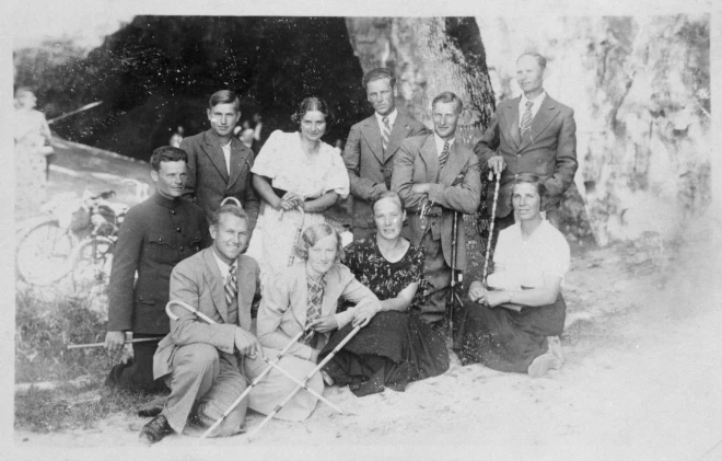 Laidzes ekskursantu grupa pie Gūtmaņa alas, 1935. gads. Izrakstītie suvenīrspieķi jau tolaik bija modē!